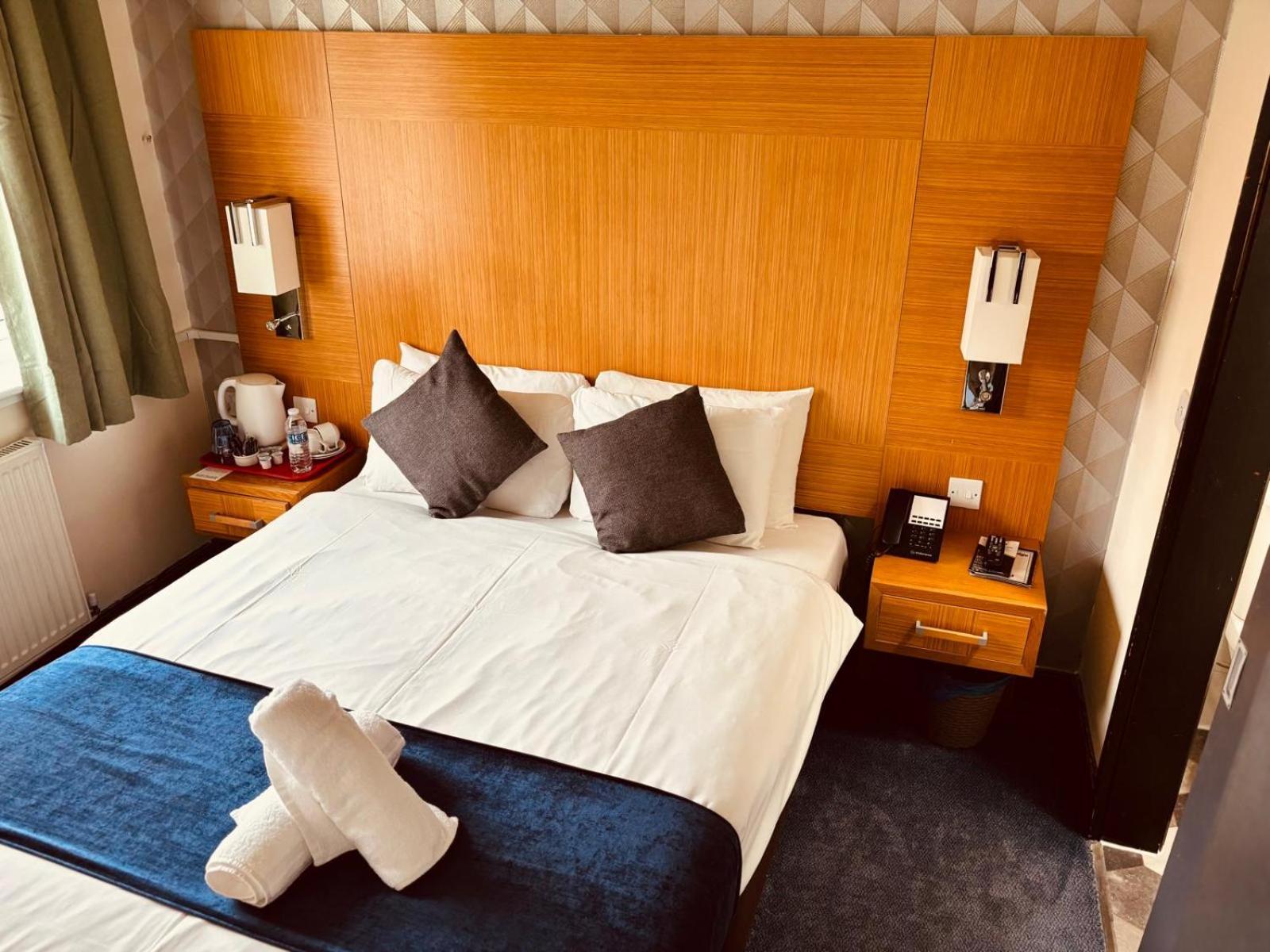 Hotel Acorn Gatwick & Parking 4*